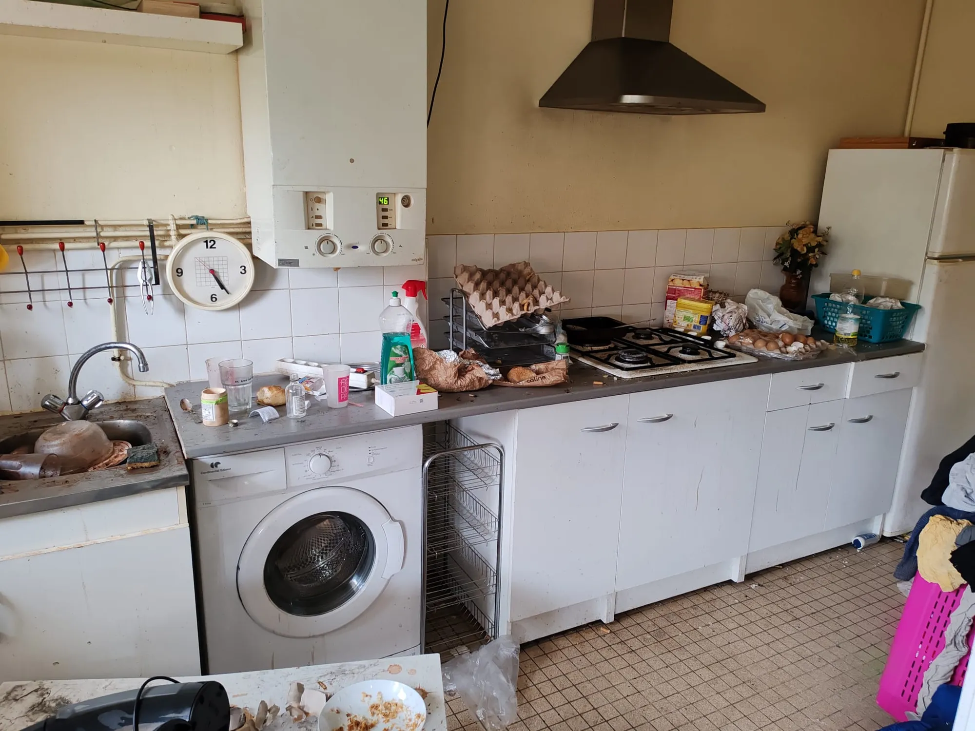 Cuisine encombrée avant nettoyage